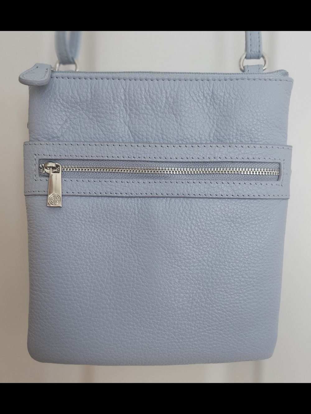 Giani Bernini LightBlue Genuine Leather Crossbody Bag.Like New. Great For Travel